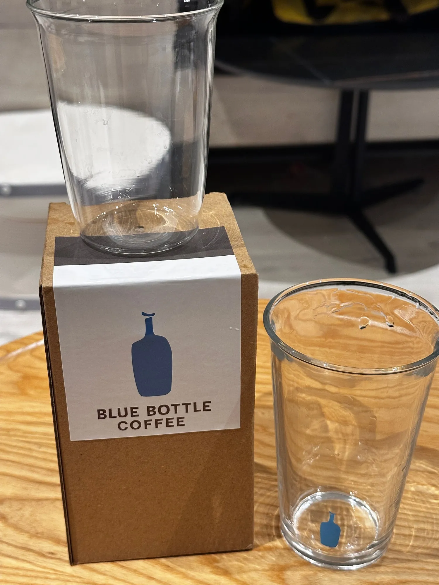 用來觀察抹茶分層的透明玻璃杯