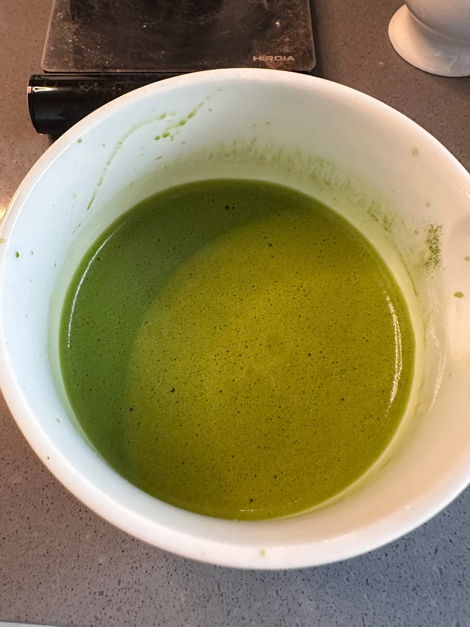 茶碗中刷好的抹茶，表面呈現細緻綿密的泡沫