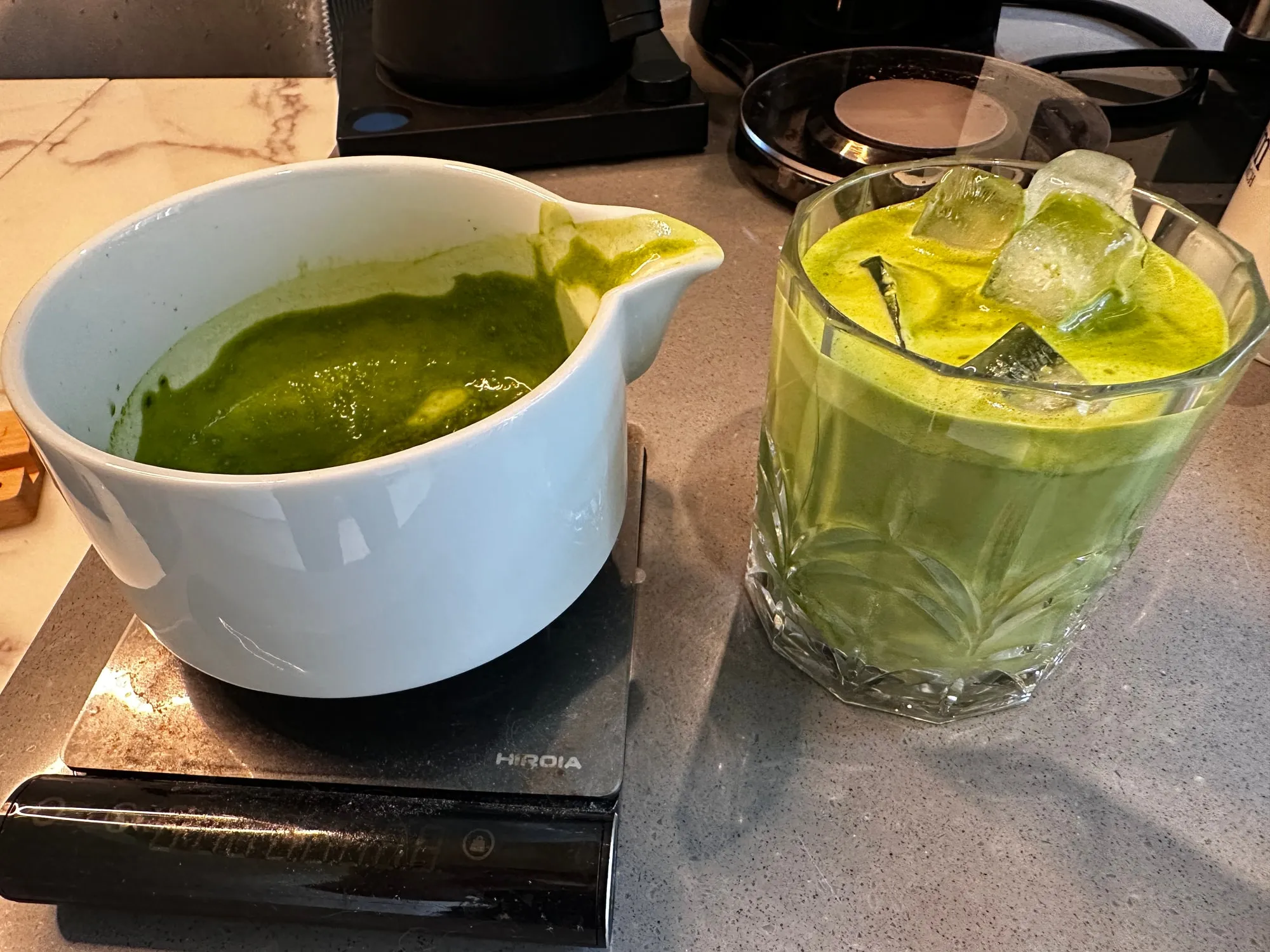 用刷好的抹茶做成的抹茶拿鐵，可見明顯的牛奶與抹茶分層
