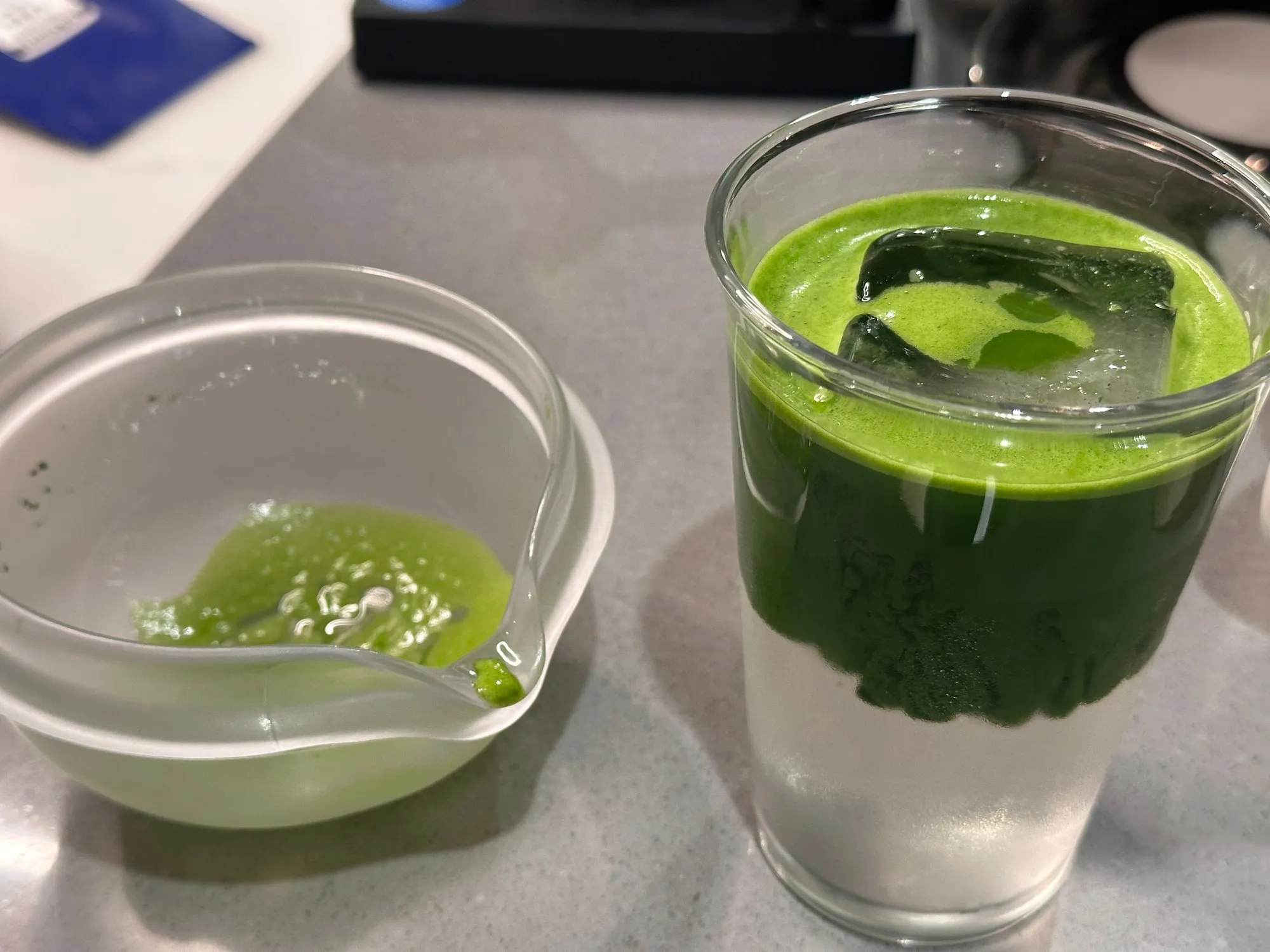 用玻璃杯呈現的抹茶椰子水,可清楚看見抹茶與椰子水的分層